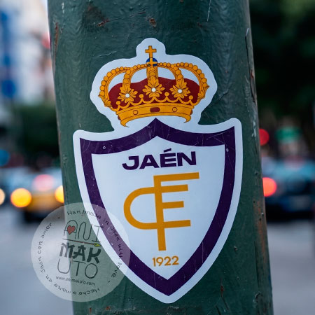 escudo real jaen en farola