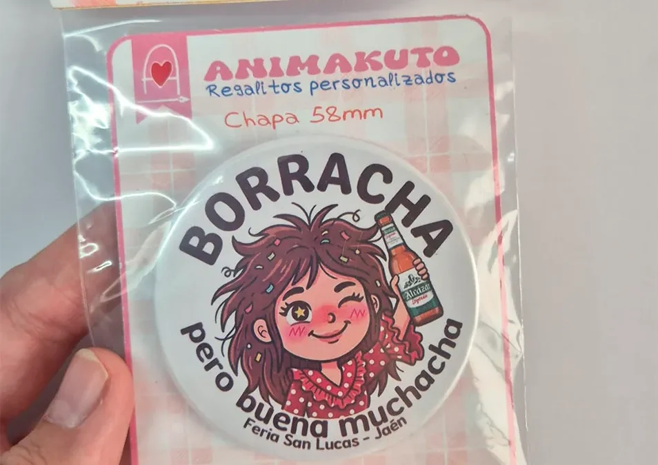 ¡Arrasa en las casetas con tus chapas personalizadas de la Feria de San Lucas 2026!