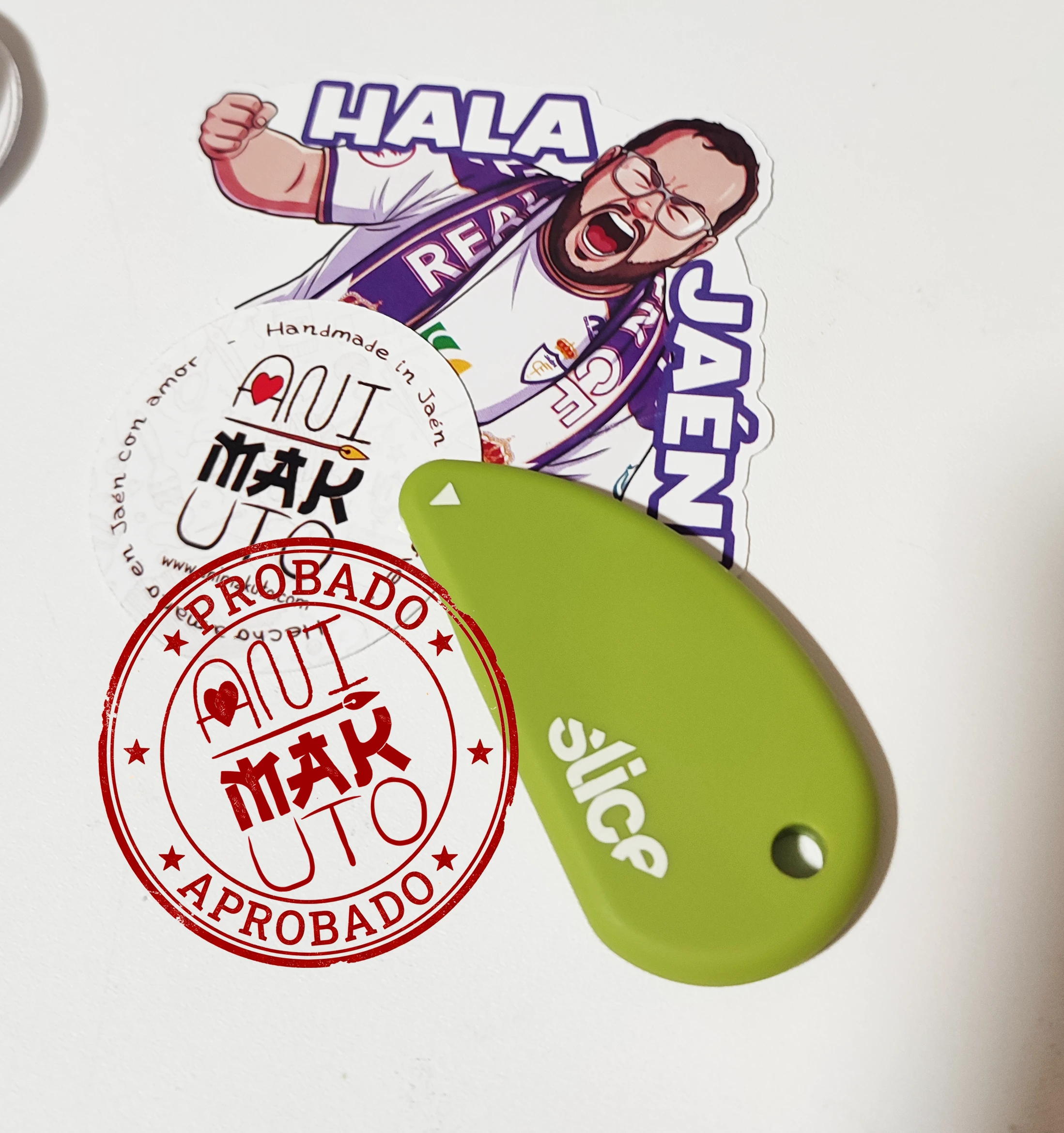 cutter para pegatinas para la parte trasera efecto crack and peel facilita el despegado de tus stickers con esta herramienta.